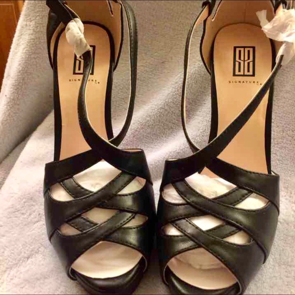 Brand new in box Signature by Shoe Dazzle